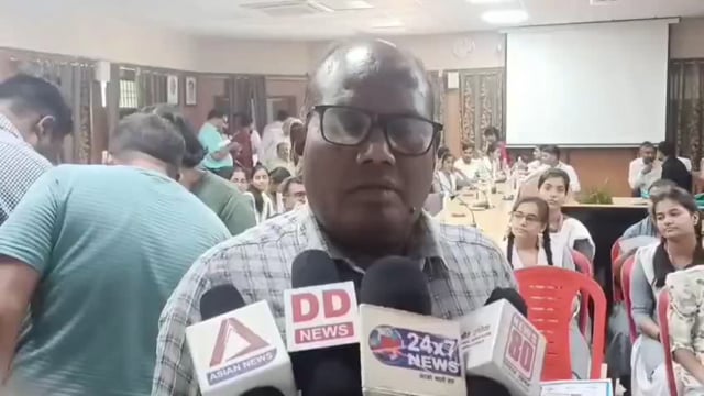 मीडिया को जानकारी देते हुए जिला विद्यालय निरीक्षक सुमेरू प्रधान ने बताया की जनपद के टापर बच्चों ने जो प्रदेश स्तर पर टाप