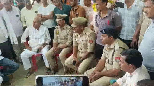 भीटीपूरे नैन के मृतक संजीव सिंह के परिजन के तीन सूत्रीय मांग पत्र को माने अधिकारी अंतिम संस्कार करने को राजी हुए परिजन,