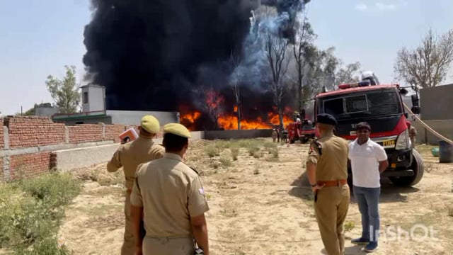 जल निगम के पाइप गोदाम में लगी भीषण आग मौके पर पहुंचे एसपी ने घटना की दी जानकारी
