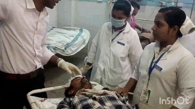 जिले के मेदनी चौकी थाना क्षेत्र के पहाड़पुर के समीप सड़क हादसे में घायल व्यक्ति को उपचार हेतु लाया गया सदर अस्पताल।