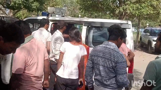 जिले के किऊल रेलवे स्टेशन पर ट्रेन से गिरकर घायल व्यक्ति को सदर अस्पताल चिकित्सकों  ने किया हायर सेंटर रेफर।