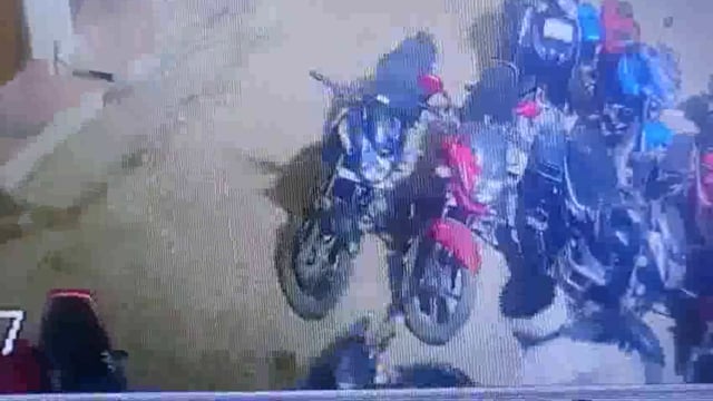 जलालपुर के ग्रांड मैरिज  लाने में वैवाहिक कार्यक्रम से मोटर साइकिल ग़ायब,
नगर निवासी शफीक अहमद पुलिस उप महानिरीक्षक,उत्तर प्रदेश पुलिस महा निदेशालय के भतीजे की शादी के कार्यक्रम में आए एक अतिथि की मोटर साइकिल चोर ले उड़े।