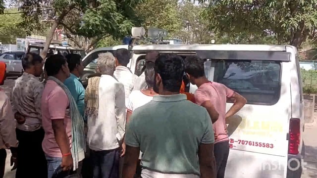 जिले के किऊल रेलवे स्टेशन पर ट्रेन से गिरकर घायल व्यक्ति को सदर अस्पताल चिकित्सकों  ने किया हायर सेंटर रेफर।