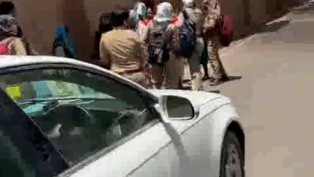 लखनऊ 
राजभवन के पास कैदी वैन में लगी आग