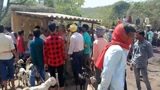 पंचायत के विकास एवं सुख समृद्धि हेतु मुखिया ने दर्जनों समर्थकों के साथ बाबा झुमराज के दरबार में लगायी हाजरी