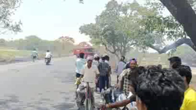 बलरामपुर उतरौला संपर्क मार्ग पर झाड़ियों में लगी आग किसान का दो बीघा गन्ने की फसल जलकर हुई राख।