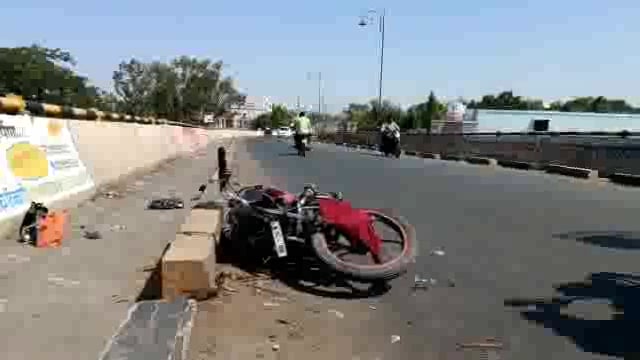 बिदर रोडवरील उडान पुलावर क्रूझर जीपने दुचाकी स्वाराला उडविले,दुचाकी स्वार गंभीर जखमी