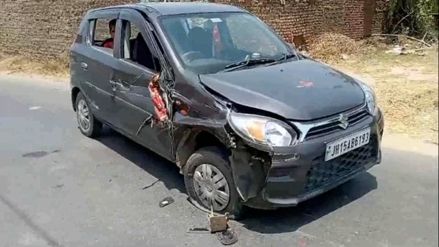 रोजी लेकर जा रहे एक कार में ईट लदी ट्रैक्टर ने मारी जोरदार टक्कर ,बाल बाल बचे चालक