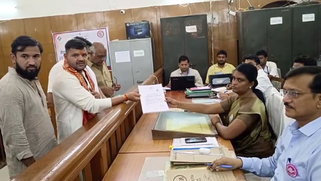 करण भूषण सिंह निवासी ग्राम विश्ननोहरपुर नवाबगंज ने चार सेट में लोकसभा कैसरगंज से भाजपा से नामांकन किया।