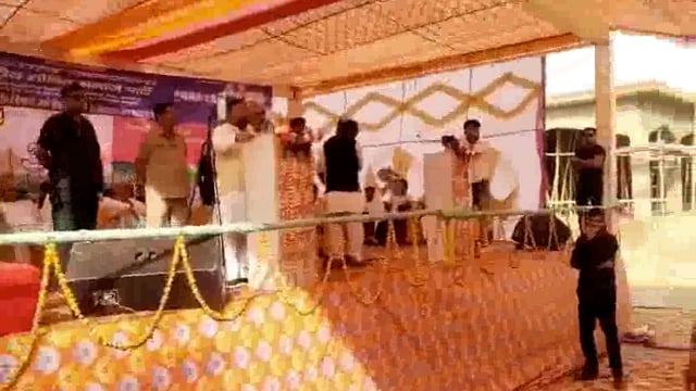 Agra jila mein ek Sabha Mein Swami Prasad Maurya ke upar yuvak Ne fenka Juta