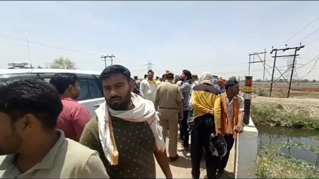 गोवर्धन की अडिंग राजवाह पर अध  जली अज्ञात युवती का शव मिलने से फैली सनसनी मौके पर पहुंची पुलिस मामले की जांच में जुटी