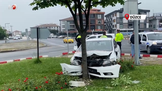 Kaza Sonrası Refüje Çıkan Otomobil Ağaca Çarptı 2 Yaralı