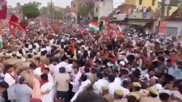 आगरा फतेहपुर सिकरी रोड शो के दौरान काफी संख्या में जन सैलाब प्रियंका गांधी