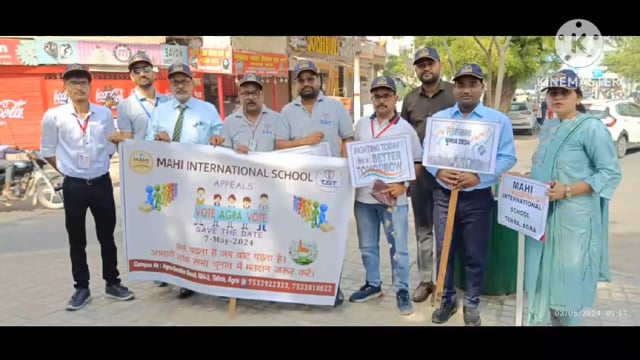 लोकतंत्र के महान पर्व मतदान को ध्यान में रखते हुए आज प्रातः हरी परवत क्रॉसिंग पर ट्रैफिक सपोर्ट टीम और माही इंटरकॉलेज