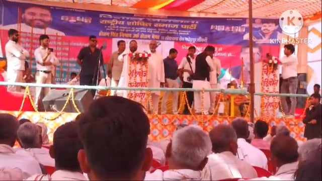 आगरा शहर में स्वामी प्रसाद मौर्य की जनसभा में जूता फेंक कर काले झंडे दिखाकर कर बहिष्कार