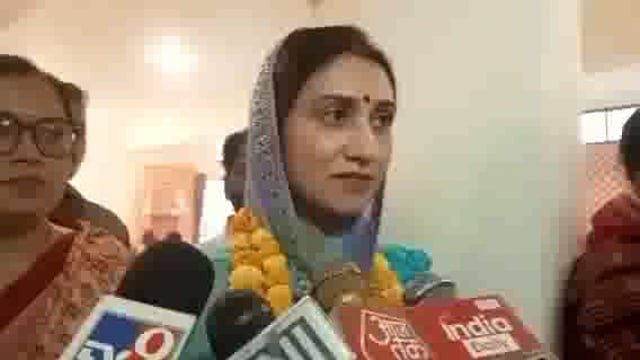 बलिया लोक सभा सीट से BJP उम्मीदवार नीरज शेखर की पत्नी ने कहा की जो सोच चन्द्रशेखर जी की थी ओ सोच मोदी जी मे देख रही हूं।