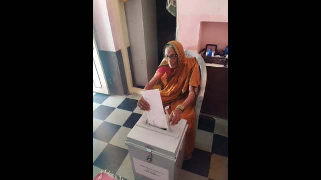 2 ते 4 मे रोजी राबविण्यात आलेल्या होम वोटींग मोहिमेत नागलगाव परिसरात 10 मतदारांनी बजावला मतदानाचा हक्क