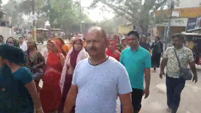 एकादशी पर्व पर राधे-राधे के जयघोषों से गूंज उठा वृंदावन परिक्रमा मार्ग।