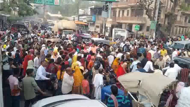 वृंदावन में अक्षय तृतीया से पहले ही एकादशी पर बे-पटरी हो गई यातायात व्यवस्था, घंटो तक जाम में फंसे रहे स्कूली छात्र।