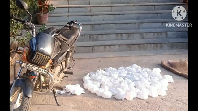 पुलिस ने 52 लीटर महुआ शराब के साथ एक स्प्लेंडर प्लस मोटरसाइकिल को किया बरामद