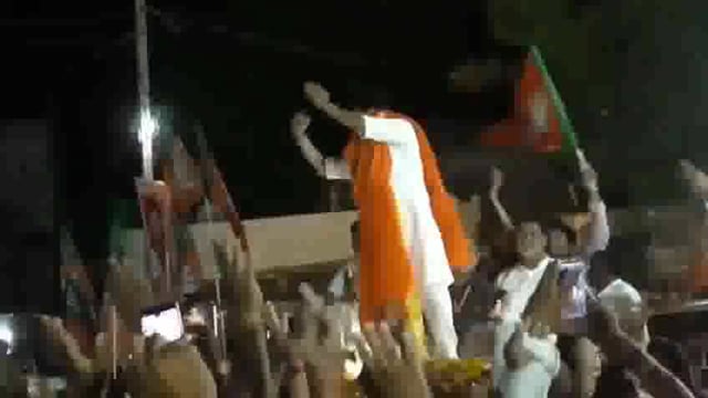 Madhya Pradesh Mein Gadi Ki Chhat per dance karte hue Madhavrao Sindhiya