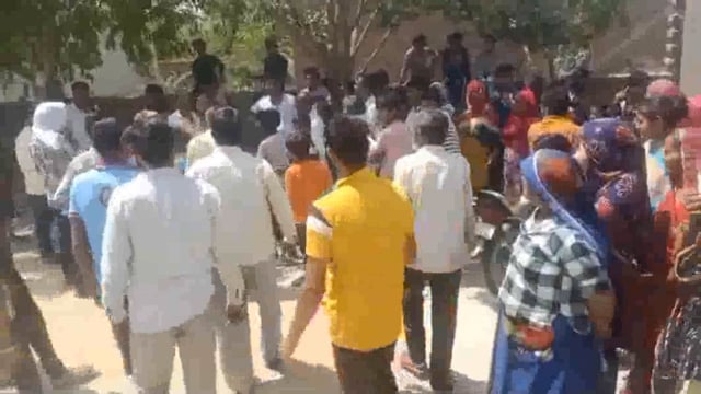 राशन डीलर कर रहे मनमानी लोगों के अंगूठा लगाने के बाद भी नहीं किया राशन वितरण कार्ड धारक हुये परेशान