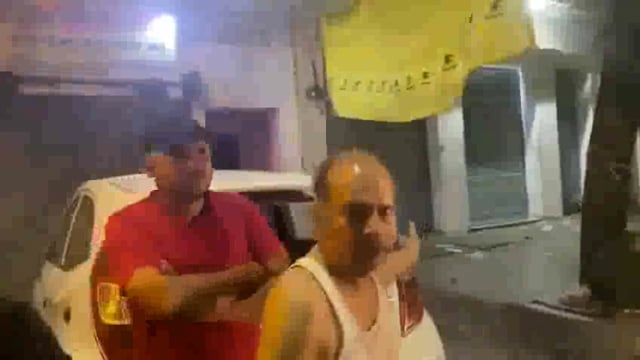 Amethi jila mein Congress Daftar ke bahar Khadi gadiyon per Hamla Kiya Gaya gadiyon ke Shishe aur Tamam nuksan pahunchay gadiyon Mein todfod ki gai