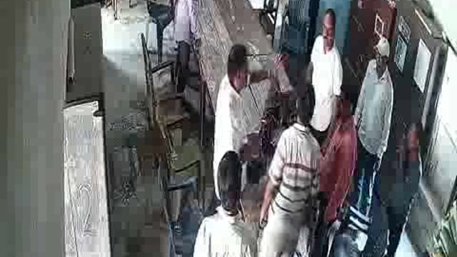 Fatehpur district mein shikshakon mein maarpeet mid De mil Mein Bhrashtachar rakam ki Hera Pheri Mein Hui shikshakon Mei Hui maarpeet janhitkari Inter College Fatehpur