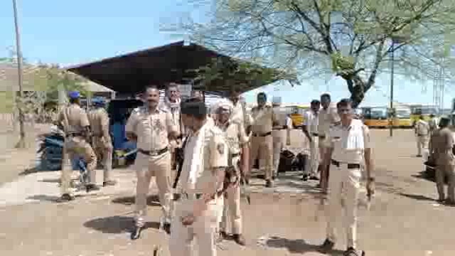 तहसील कार्यालयात लोकसभा निवडणुकीच्या साहित्याचे वाटप,मतदान अधिकारी मतदान केंद्रावर रवाना