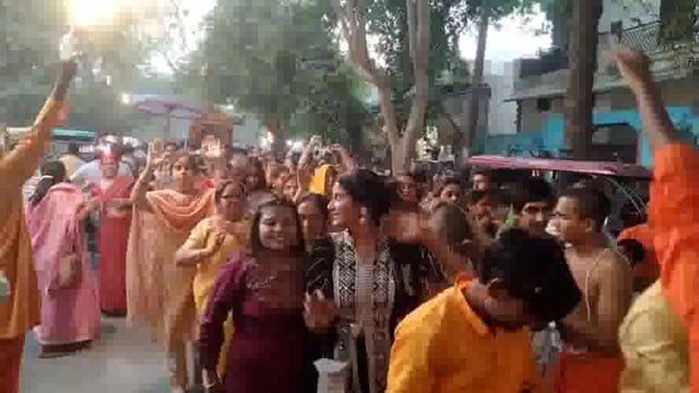 वृंदावन के आचार्य कुटी में द्वितीय ब्रह्मोत्सव पर बैंड बाजों के मध्य धूमधाम से निकाली गई शोभायात्रा।