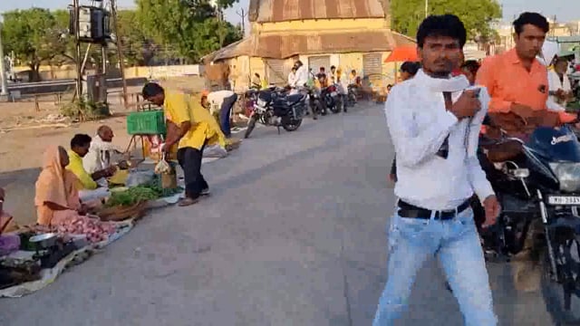 आठवडी बाजारात पकडलेल्या मोबाईल चोरट्याकडे निघाले चोरीचे चार मोबाईल