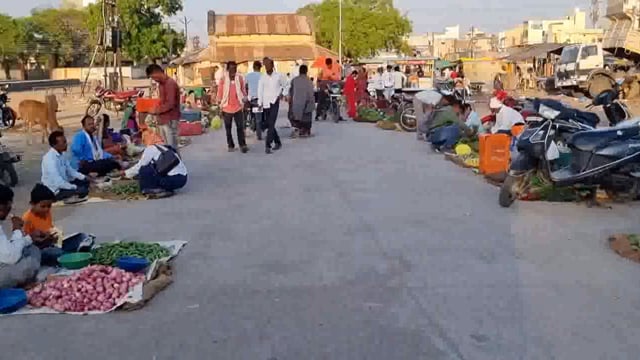 आठवडी बाजारात पकडलेल्या मोबाईल चोरट्याकडे निघाले चोरीचे चार मोबाईल