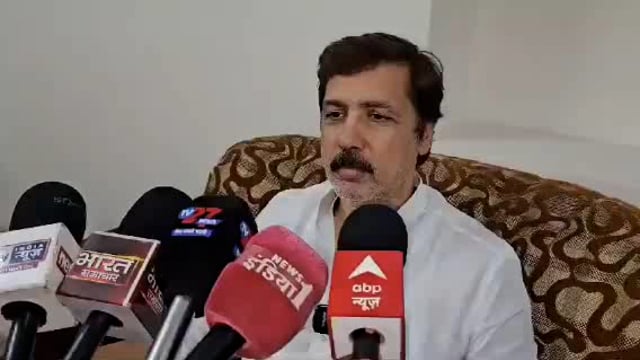 Jaunpur se Dhananjay Singh ki patni ka ticket katne per Dhananjay Singh Ne Kaha yah to hamare Sath Kai bar ho chuka Leki Patni ke sath pahli bar Hua isliye vah sadme hai unhone Kaha Jisko Chahenge Vahi Jeet kar Jaega yahan se