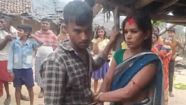 प्रेमी संग प्रेमिका को देख ग्रामीणों ने कराई शादी 