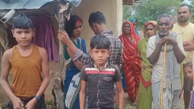 प्रेमी संग प्रेमिका को देख ग्रामीणों ने कराई शादी 