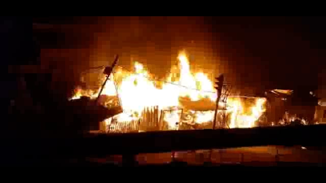 देर रात को राया के रामलीला मैदान स्थित बाजार में लगी भीषण आग: दुकानदारों का लाखों का नुकसान