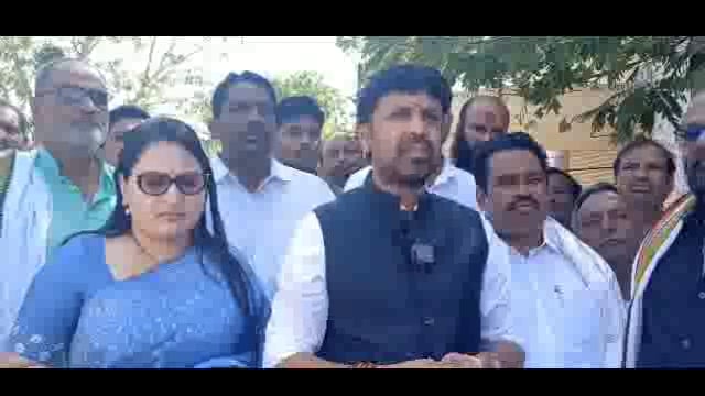 कॅबिनेट मंत्री संजय बनसोडे यांनी मलकापूर येथे सहपत्नीक बजावला मतदानाचा हक्क