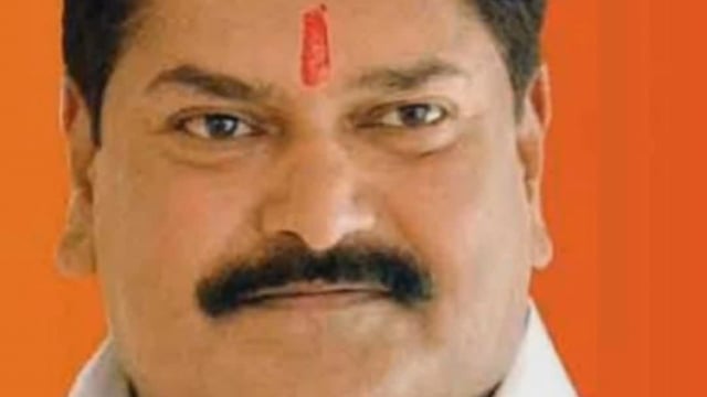 लोकसभा निवडणूक कोल्हापूर मतदार संघाचे उमेदवार संजय मंडलिक यांनी सहकुटुंब मतदानाचा हक्क बजावला 