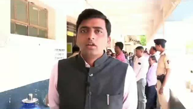 जिल्हाधिकारी अमोल येडगे यांनी आव्हान करून आपला लोकसभेचा मतदानाचा हक्क सपत्नीक कोल्हापूर मध्ये बजावला 