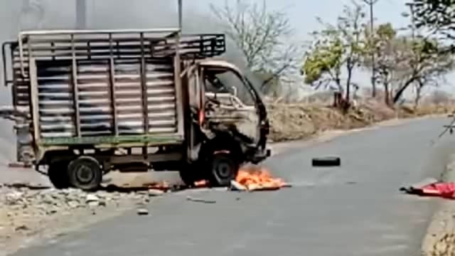 डोणगाव ते लोणी रस्त्यावर धावणाऱ्या मालवाहू वाहनाला लागली आग