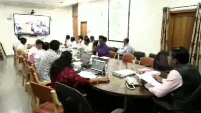 कलेक्टर अमोल येडगे यांनी जिल्ह्यातील कार्यालयात निवड णूक 2024अनुशगाने मतदान केंद्रे कंट्रोल रुम मधुन आढावा घेत पाणी केली