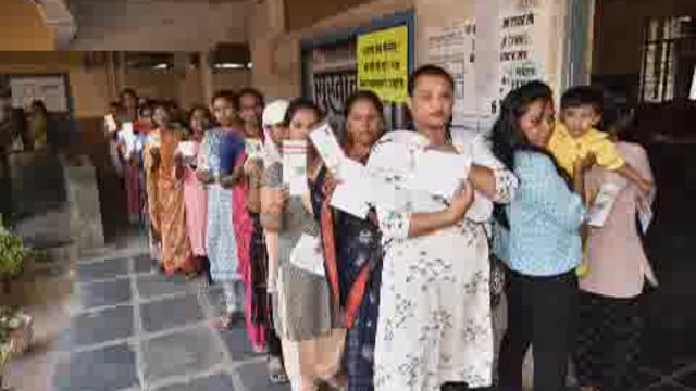 हातकणंगले लोकसभा मतदारसंघ उमेदवार खा.धैर्यशील माने माजी खा निवेदिता माने ‌यांनी सपत्नीक मतदानाचा हक्क बजावला 