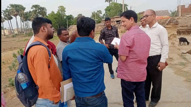 मनरेगा संचालित योजनाओं का उप विकास आयुक्त ने मुखिया की उपस्थिति में किया औचक निरीक्षण