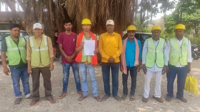 19 माह से मानदेय नहीं मिलने से नाराज स्वच्छता कर्मियों ने कामकाज को ठप्प कर प्रखंड कार्यालय के समक्ष किया प्रदर्शन