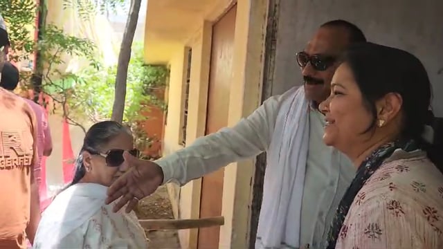 आगरा नवीन जैन सांसद राज्यसभा ने कल अपने परिवार के साथ म शैरी स्कूल में लाइन लगाकर वोट डाला