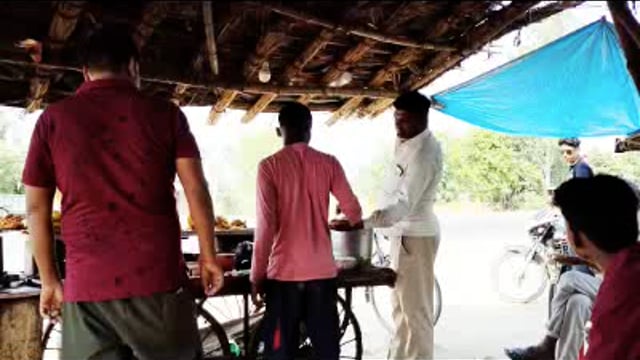 शाहजहांपुर बरेली रोड पर कपसेना के पास चाट पकौड़ी की प्रसिद्ध दुकान