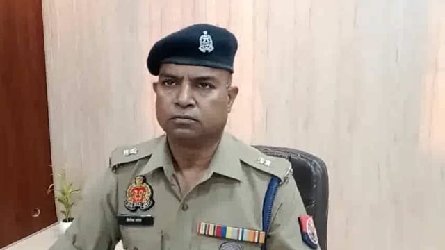 महिला खंड शिक्षा अधिकारी द्वारा प्राथमिक विद्यालय चेकिंग के दौरान किए गए अभद्रता ।