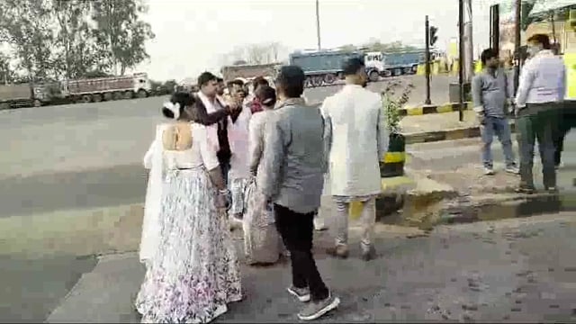 Unnao Jile Mein toll karmiyon ke sath Hui maarpeet baratiyon ne kiya Khoob Hungama