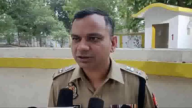 Pratapgarh Jile Mein police Ne teen abhiyukton Ko girftar Kiya Gaya Jinke pass Bhari Saman baramad Kiya Gaya police adhi adhikshak Shri Satyapal uncle ji ki bite