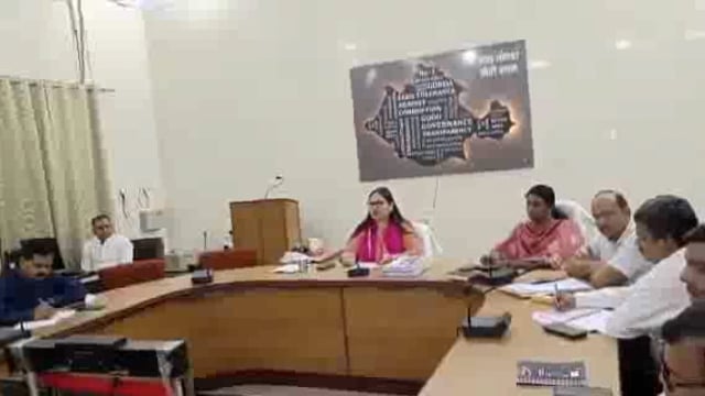 कलेक्ट्रेट सभागार मेें स्वीप कार्यक्रम के अन्तर्गत मतदाता जागरूकता एवं वृहद स्वीपोत्सव की तैयारी की बैठक सभी संबंधित विभ